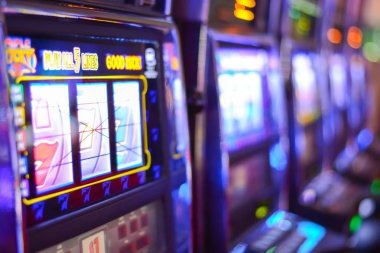 nenekslot Blueprint Gaming slot interface on mobile phone showing Piggy Riches theme and spin controls